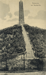 7151 Gezicht op de pyramide van Austerlitz te Austerlitz uit het zuiden.N.B. Dit gedeelte van Austerlitz maakt deel uit ...